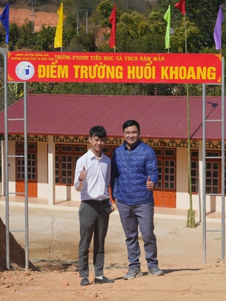 Hai thầy giáo trẻ vượt trăm km đường núi bám bản: 1 tuần về/lần, vì các em cố gắng!