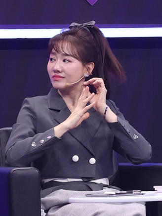 Hari Won 'từ chối' ngồi cạnh Trịnh Thăng Bình trong gameshow