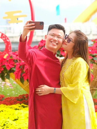 Thời tiết 28 tết nắng đẹp, người dân Đà Nẵng đổ về đường hoa check-in