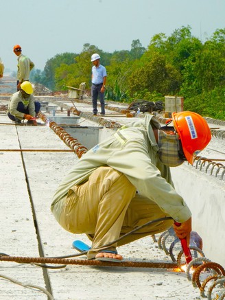 29 tết trên công trình 3.000 km đường cao tốc có gì lạ?