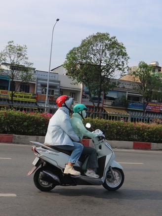 Mùng 1 TP.HCM se lạnh, bạn trẻ diện đồ ấm đi chúc tết