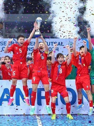 Đội tuyển futsal nữ Việt Nam lọt tốp 10 thế giới, HLV Đình Hoàng được vinh danh