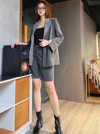 Blazer tối màu 'hack dáng' tối đa cho nàng xuống phố