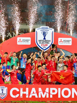 Khoảnh khắc đội tuyển Việt Nam nâng cao cúp vô địch AFF Cup 2024: Rưng rưng!