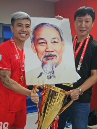 HLV Kim Sang-sik đã ‘trở thành’ người Việt Nam trong tim khán giả Việt Nam thật rồi!