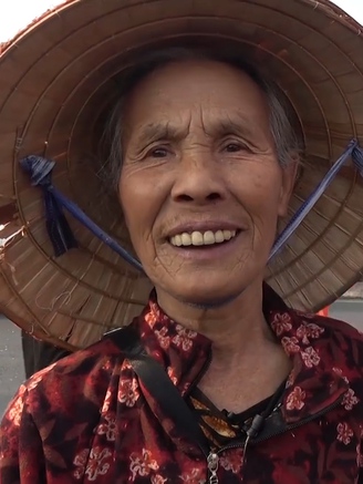 Cụ bà 77 tuổi đạp xe 10 km ra sân bay đón Xuân Son, Quang Hải: 'Là người Việt Nam, tôi yêu bóng đá'