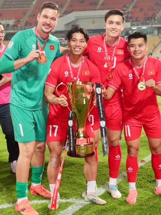 Nguyễn Filip cùng ai sang Philippines sau chức vô địch AFF Cup? 