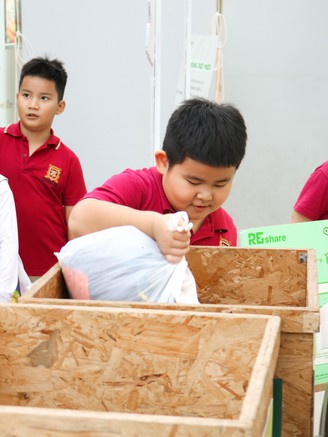 Cả ngàn bộ đồng phục học sinh cũ được thu gom, kéo dài vòng đời