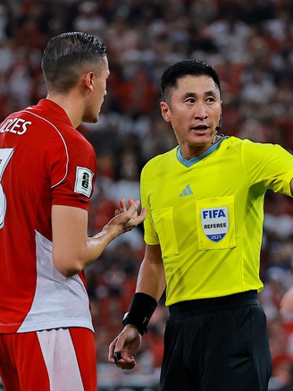 Báo Indonesia cùng CĐV đòi sa thải HLV Kluivert, VAR và trọng tài Trung Quốc bị chỉ trích thậm tệ