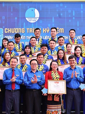 Thắp sáng tình yêu Tổ quốc và ngọn lửa sống đẹp của người trẻ