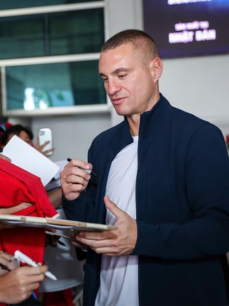 CĐV biến Tân Sơn Nhất thành Old Trafford, chào đón các huyền thoại Manchester United