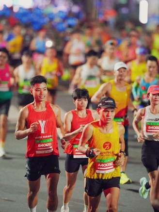 Hơn 12.000 VĐV chạy qua những địa danh lịch sử và biểu tượng của Đồng Tháp