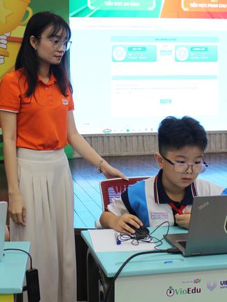 'Con hỏi AI 20 câu, máy đều trả lời, hỏi mẹ câu thứ 3 mẹ đã la'
