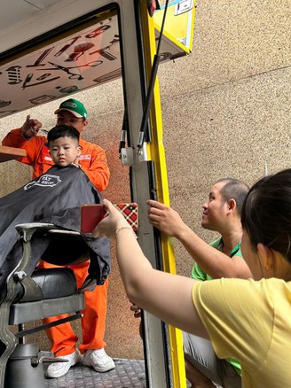 Ông bố mở tiệm cắt tóc miễn phí trong bệnh viện để giúp bệnh nhi