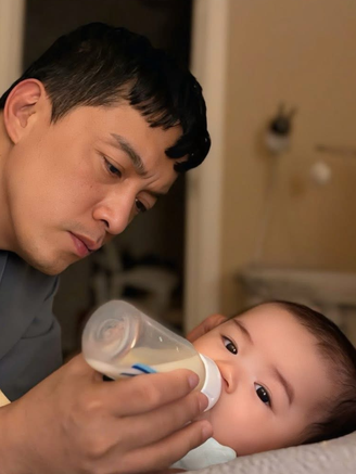 Lam Trường làm 'bố bỉm sữa' ở tuổi 51, không ngại thức đêm phụ vợ chăm con