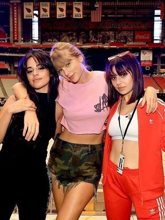 Kẻ châm ngòi cho 'cuộc chiến' giữa Taylor Swift và Charli XCX là ai?