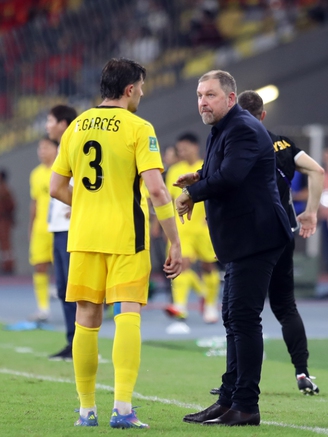 HLV Cklamovski xin lỗi sau khi nói xấu FAM, đội tuyển Malaysia tập kín né truyền thông