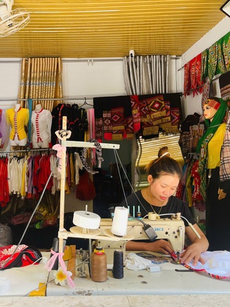 ‘Sợi chỉ’ giữ hồn trang phục người Thái đen ở bản Văng Cuộm