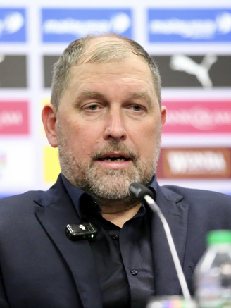 Bóng đá Malaysia rối ren: HLV Cklamovski 'quay xe', chuyên gia yêu cầu FAM đừng mãi im lặng