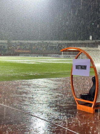 Mưa lớn, sân Thống Nhất ngập nước: Đội tuyển Việt Nam bị ảnh hưởng gì?