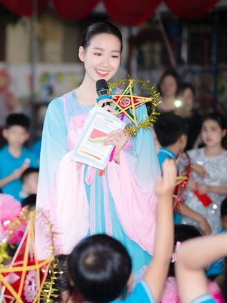 Hoa hậu Bảo Ngọc làm điều đặc biệt cho trẻ em vùng lũ