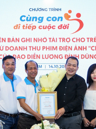 ‘Cha cõng con’ tái xuất màn ảnh rộng, lợi nhuận ủng hộ quỹ ‘Cùng con đi tiếp cuộc đời’