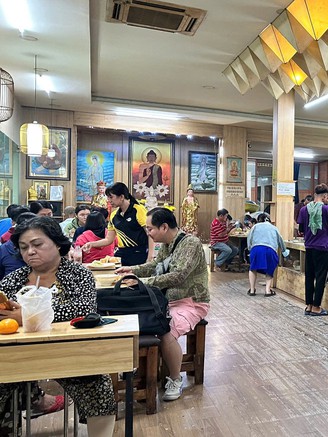 Ấm lòng quán buffet chay trả tiền tùy tâm