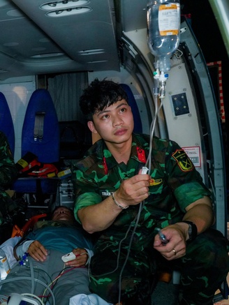 Trực thăng xuyên đêm cứu người lính bị nhồi máu cơ tim ở đảo Thuyền Chài