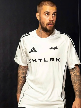 Phản ứng gây tranh cãi của Justin Bieber với mẹ ruột