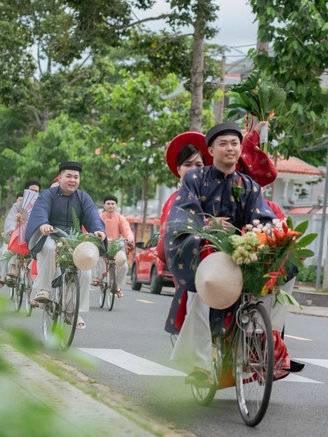 Đám cưới rước dâu bằng xe đạp gây sốt