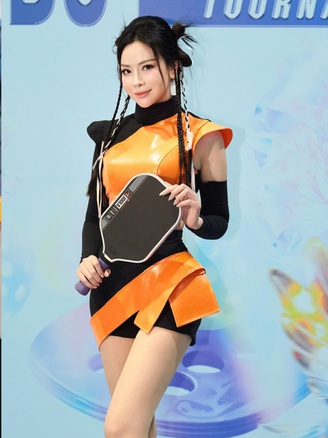 Con dâu tỉ phú Hoàng Kiều gây tranh cãi vụ trang phục tham gia giải pickleball