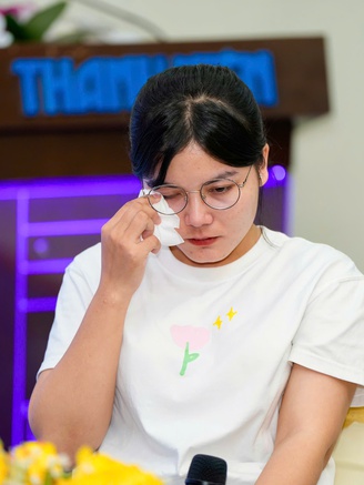 Òa khóc nức nở vì nhận được học bổng quá lớn