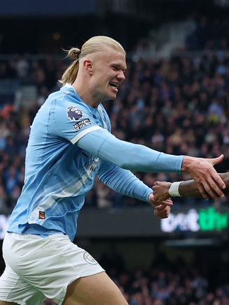 Chelsea khiến HLV Postecoglou bị sa thải sau… 39 ngày, 'quái vật' Haaland cứu rỗi Man City