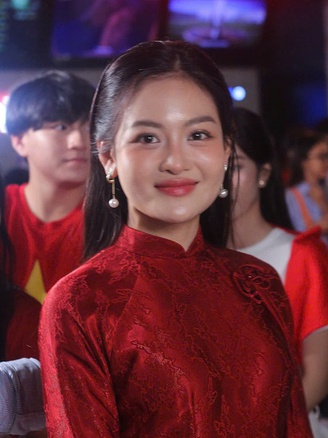 Thùy Anh khoe nhan sắc rạng rỡ, Nguyễn Văn Chung được fan vây quanh tại sự kiện