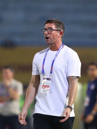 HLV Kewell đau xót ‘Hà Nội phải trả giá đắt’, HLV Ninh Bình 'Hoàng Đức hay như người ngoài hành tinh’