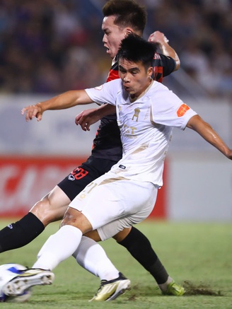 Trời sinh Harry Kewell còn sinh… xà ngang cột dọc, Hà Nội thua đau Ninh Bình ngày Hoàng Hên ra mắt