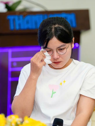 Nhận học bổng hơn 370 triệu đồng, nữ sinh mồ côi chữa bệnh cho anh trai