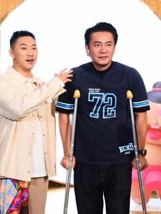 Trương Minh Cường chống nạng đi sự kiện, sắp phẫu thuật vì chấn thương