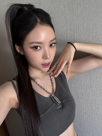 Jisoo, Karina và loạt idol Hàn đang thổi bùng xu hướng trang điểm mắt khói