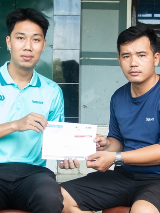 Trao tiền bạn đọc giúp các hoàn cảnh khó khăn, bệnh tật tại Quảng Trị