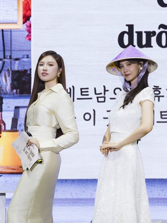 MC Việt gây chú ý khi hướng dẫn mỹ nhân SNSD tạo dáng với nón lá