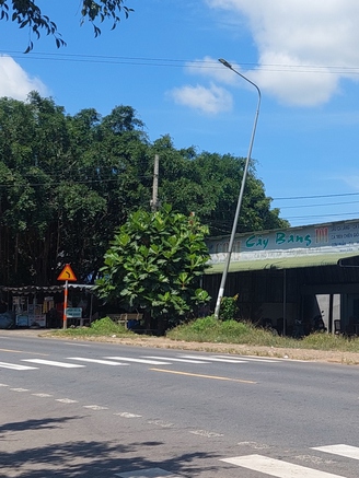 Trụ đèn bị nghiêng, gây nguy hiểm