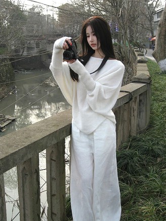 Ấm áp và nữ tính trong mùa thu cùng áo len mỏng, áo dệt kim