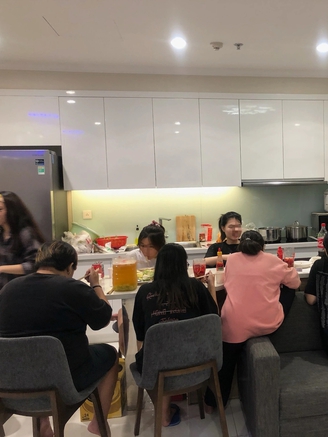 Nhiều người trẻ bỏ quán xá thuê căn hộ qua đêm để làm gì?