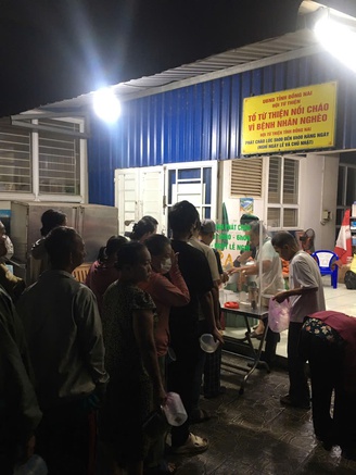 'Nồi cháo tình thương' mang hơi ấm sẻ chia đến bệnh nhân nghèo