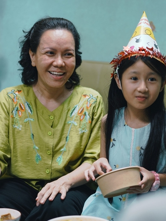 Phim mới thu hơn 30 tỉ, Việt Hương nhận quà đặc biệt từ chồng