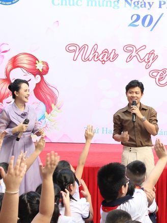 Nhạc sĩ Nguyễn Văn Chung, ca sĩ Duyên Quỳnh hát 'Nhật ký của mẹ' cùng học sinh