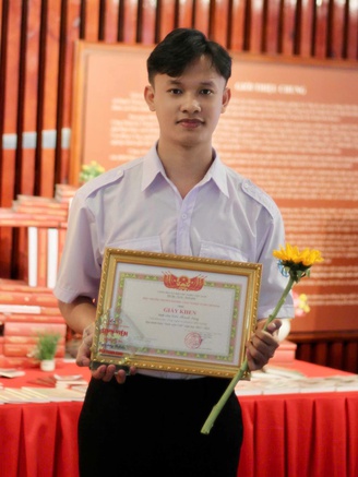 Hành trình tốt nghiệp sớm loại xuất sắc của nam sinh người S’tiêng