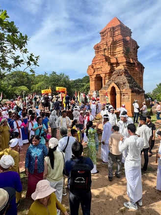 Lễ hội Katê rực rỡ dưới chân tháp PôSahInư: Hồn văn hóa xưa hồi sinh