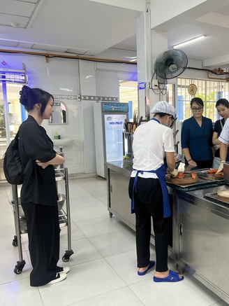 Phụ huynh giám sát bếp ăn bán trú, trường học công khai bữa ăn